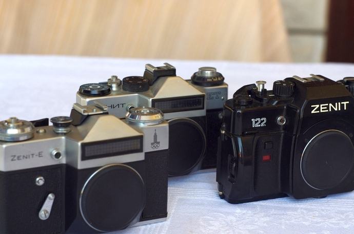 Dva analogna Zenit fotoaparata - Zenit E : Zenit ET