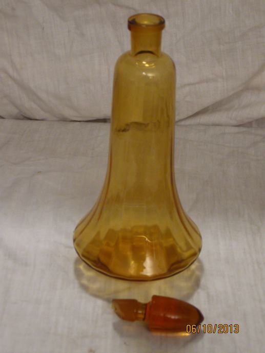 antikna žuta staklena flaša za alkoholno piće s čepom