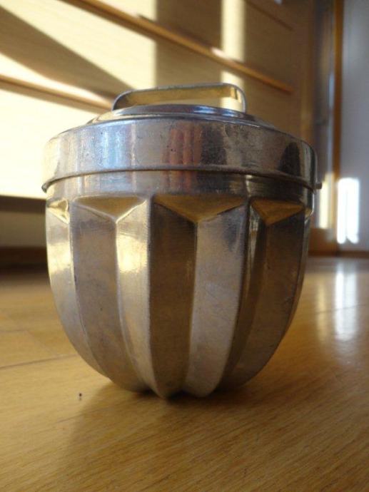 Kalup Instrumenti Stari metalni kalup sa poklopcem