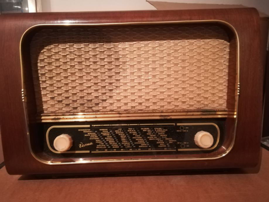 Stari radio u dobrom stanju, funkcionalan