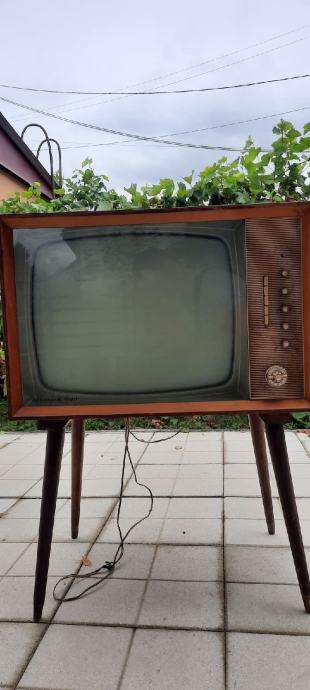 stari televizor na nogarima