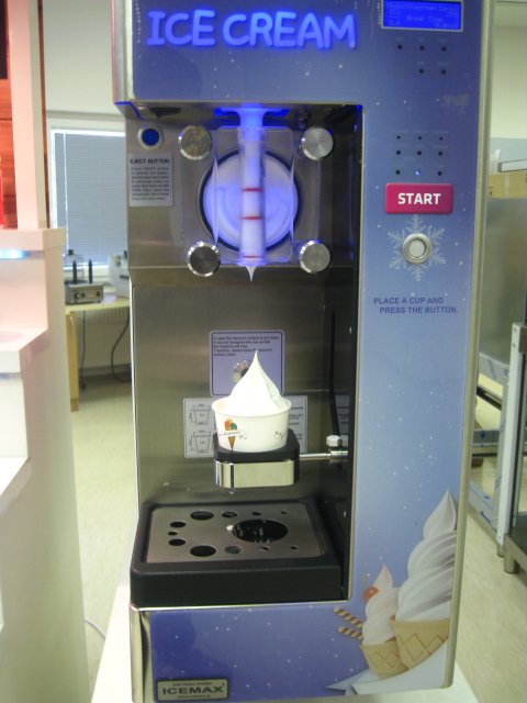 sladoledni stroj za točeni sladoled stolni self service samoposlužni
