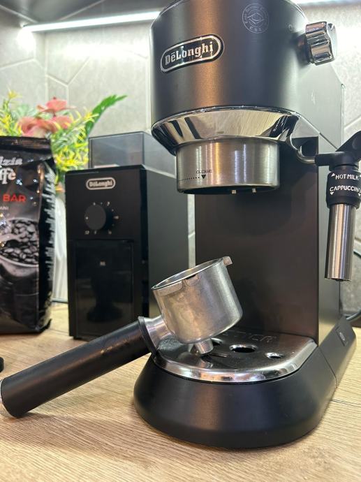 DeLonghi Dedica EC 685.BK + DeLonghi KG79 (mlinac)