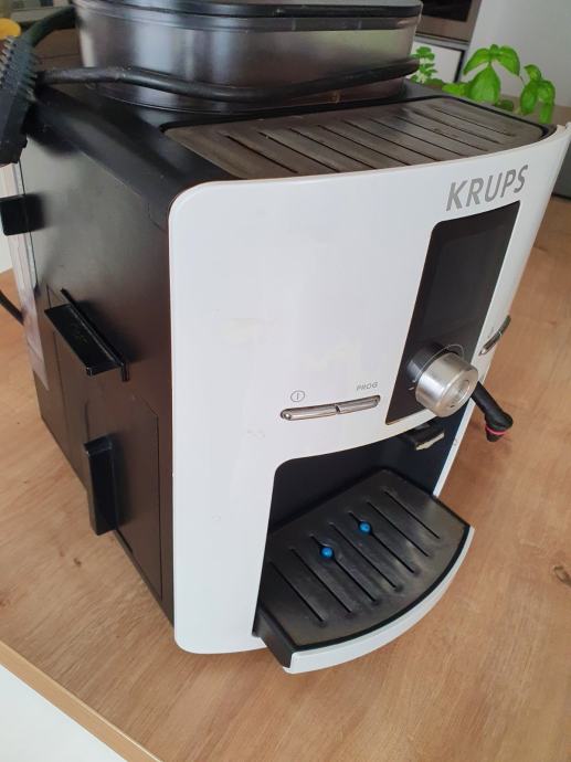 KRUPS aparat za kavu EA 8250 neispravan