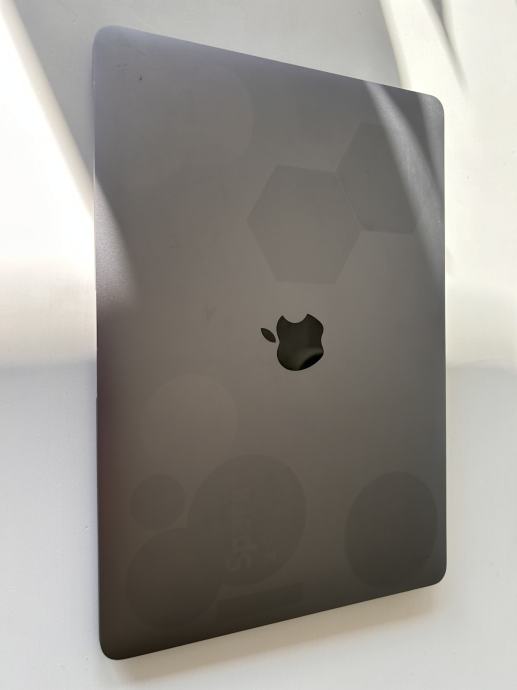 MacBook Air M1 sa 16GB memorije i 256GB diska