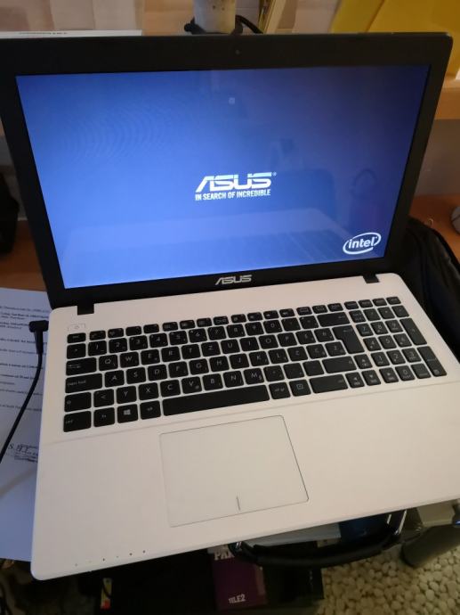 Hitno prodajem Asus laptop,8 gb RAM memorije, ispod cijene