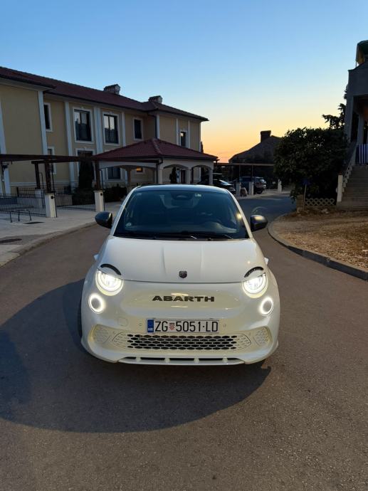 ABARTH 500E 155ks2025god TVORNICKA GARANCIJA FUL OPREMA 42 kwh bateria, fotografija 2