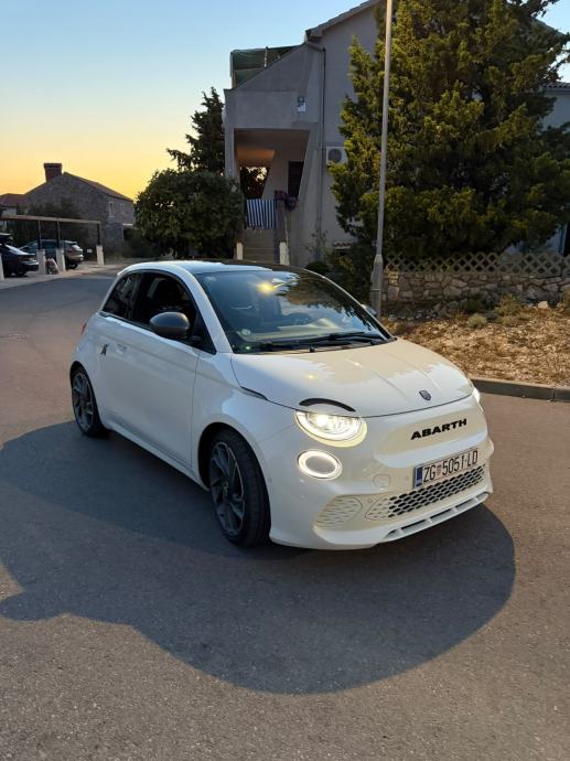 ABARTH 500E 155ks2025god TVORNICKA GARANCIJA FUL OPREMA 42 kwh bateria, fotografija 3