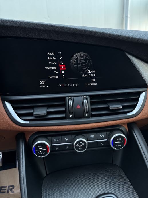 • ALFA ROMEO GIULIA 2.0 TURBO • AUTOMATIK ZF8 • REG GOD DANA •, fotografija 11