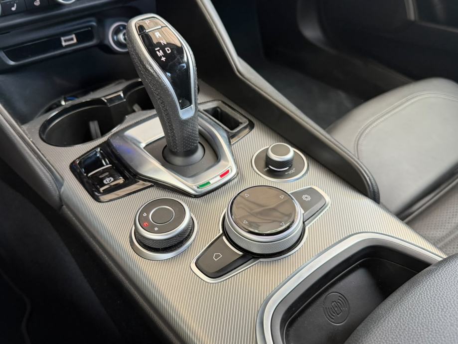 Alfa Romeo Giulia 2,0 Turbo Q4 VELOCE - TOP PRILIKA,LEAZING BEZ UČEŠĆA, fotografija 18