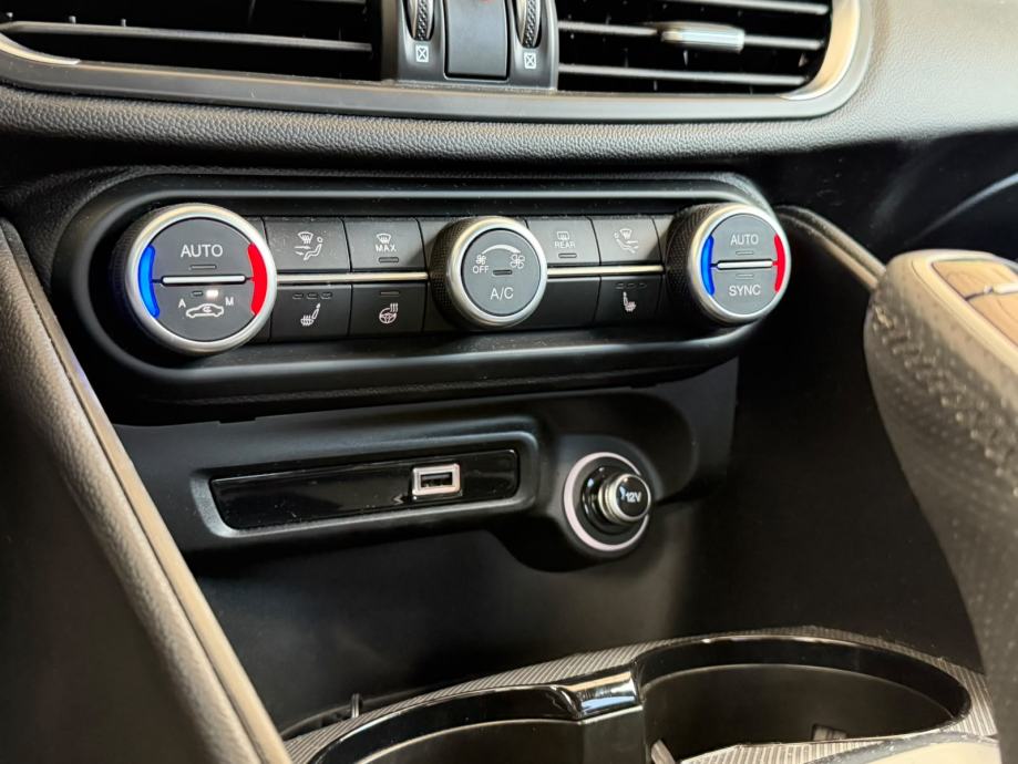 Alfa Romeo Giulia 2,0 Turbo Q4 VELOCE - TOP PRILIKA,LEAZING BEZ UČEŠĆA, fotografija 17