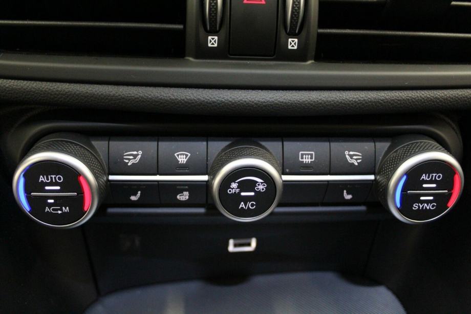 Alfa Romeo Giulia 2,2 D 210ks VELOCE Q4 NAVI APPLE CARPLAY 4X4 18000km