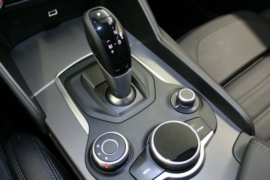 Alfa Romeo Giulia 2,2 D 210ks VELOCE Q4 NAVI APPLE CARPLAY 4X4 18000km