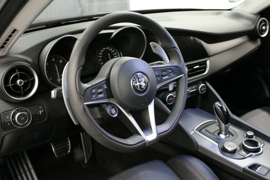 Alfa Romeo Giulia 2,2 D 210ks VELOCE Q4 NAVI APPLE CARPLAY 4X4 18000km