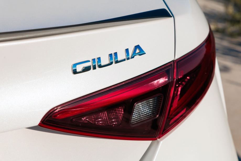 Alfa Romeo Giulia 2,2 JTD, fotografija 2