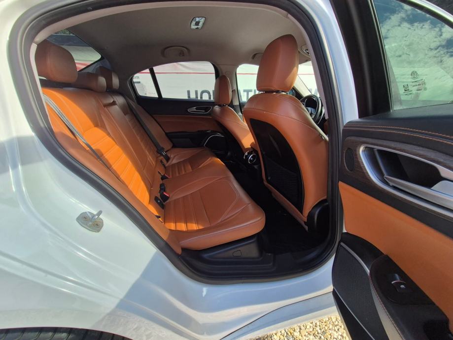 Alfa Romeo Giulia 2,2 JTDm Sport Automatic,savršeno stanje,ko nova, fotografija 17