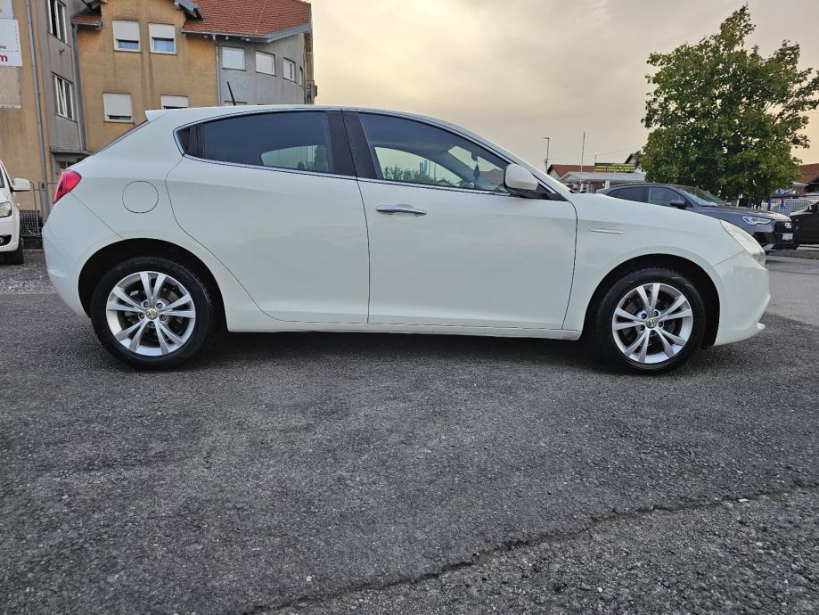 Alfa Romeo Giulietta 1,6 JTD ***ODLIČNO-STANJE***SENZORI-ALU***, fotografija 4