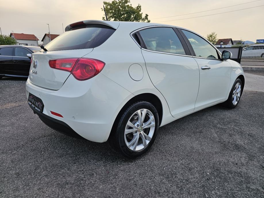 Alfa Romeo Giulietta 1,6 JTD ***ODLIČNO-STANJE***SENZORI-ALU***, fotografija 5