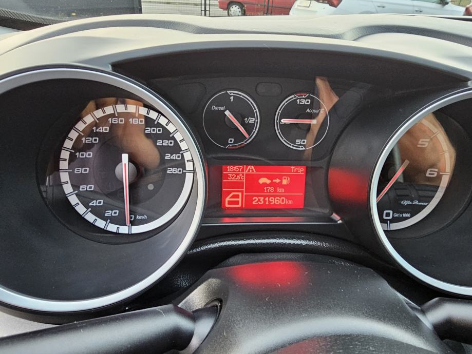 Alfa Romeo Giulietta 1,6 JTD ***ODLIČNO-STANJE***SENZORI-ALU***, fotografija 16