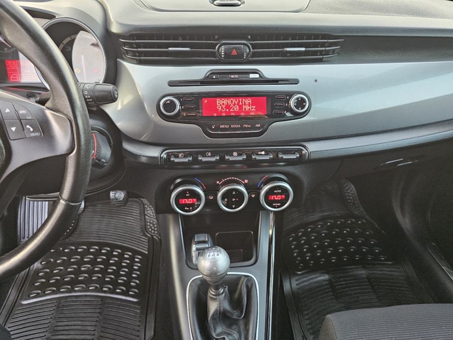 Alfa Romeo Giulietta 1,6 JTD ***ODLIČNO-STANJE***SENZORI-ALU***, fotografija 15