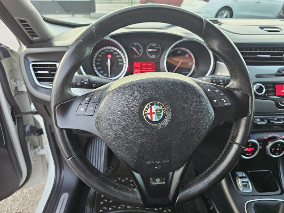 Alfa Romeo Giulietta 1,6 JTD ***ODLIČNO-STANJE***SENZORI-ALU***, fotografija 18