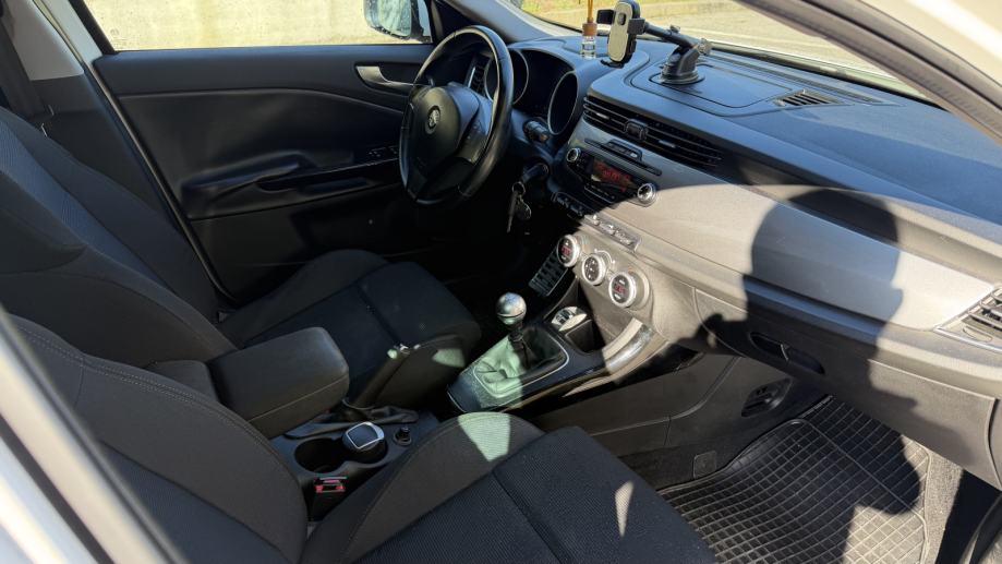 Alfa Romeo Giulietta 1,6jtd, fotografija 12
