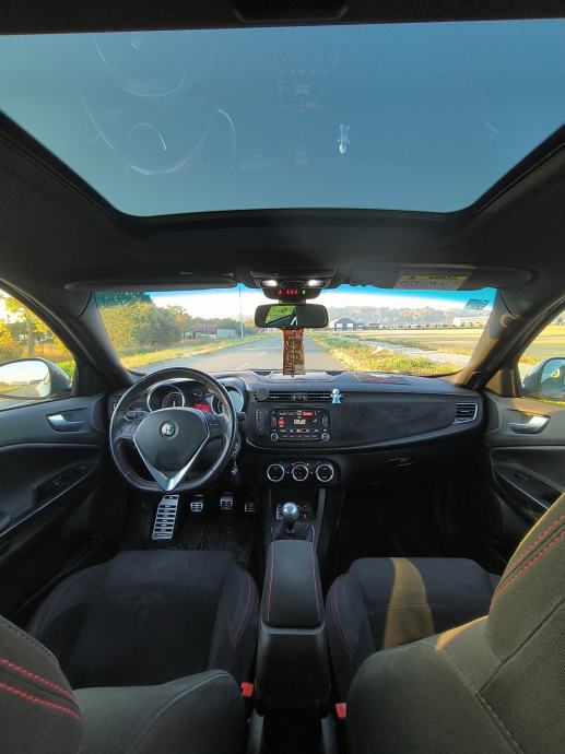 Alfa Romeo Giulietta 2,0jtdm XENON/NAVI/PANORAMA, fotografija 17