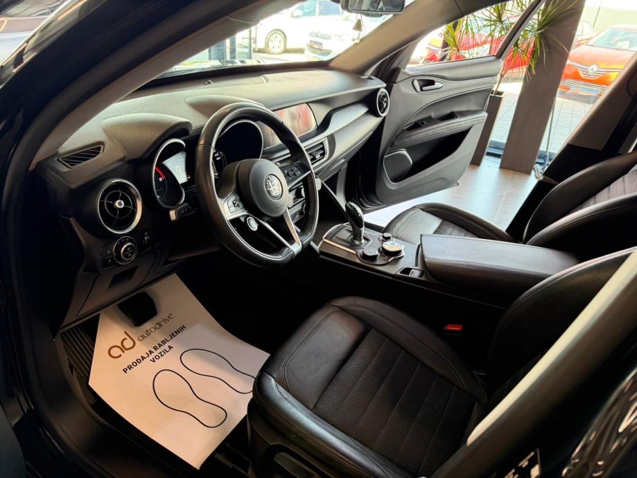 Alfa Romeo Stelvio 2,2 JTDM NAVIGACIJA • KAMERA • SERVISNA • ALU18", fotografija 14