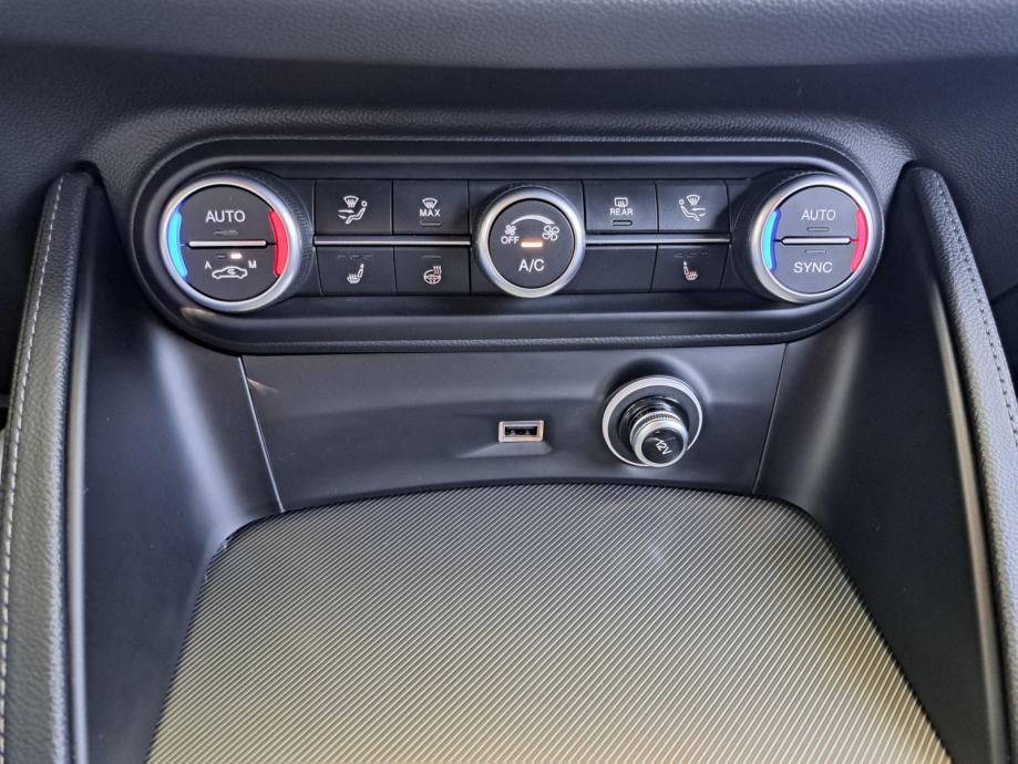 Alfa Romeo Stelvio Veloce 2.2 210 KS Q4, fotografija 12