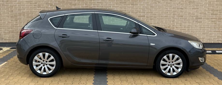 OPEL ASTRA J 2010. 1.6 16V automatik cosmo •NAVIGACIJA•130TKM•KAO NOV, fotografija 6