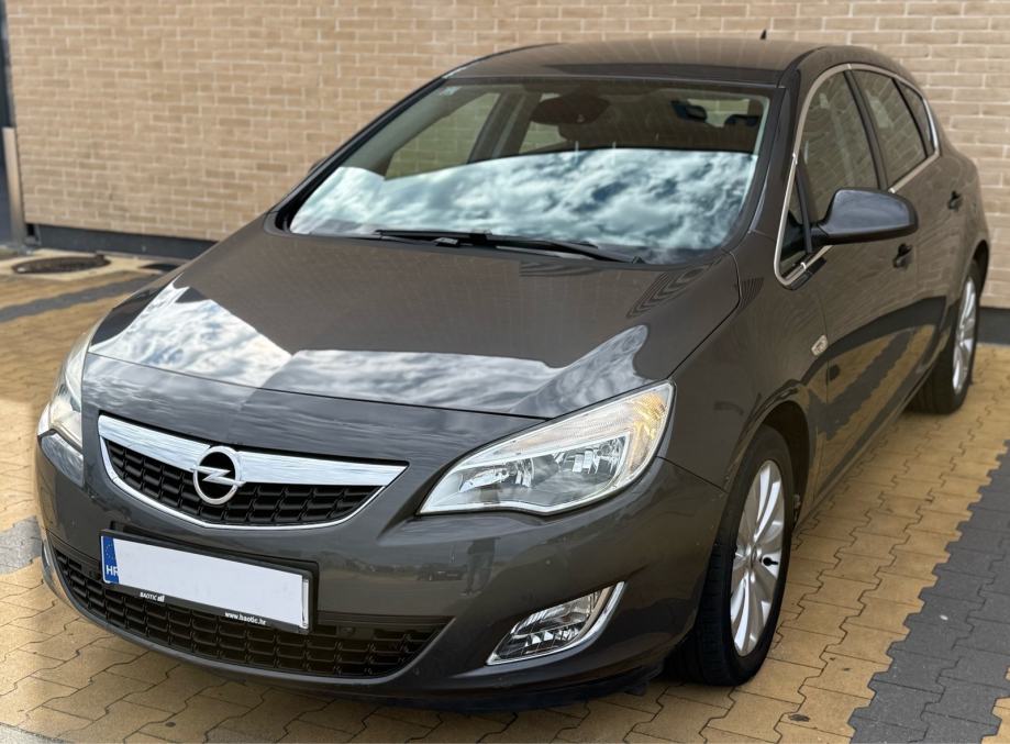 OPEL ASTRA J 2010. 1.6 16V automatik cosmo •NAVIGACIJA•130TKM•KAO NOV, fotografija 2
