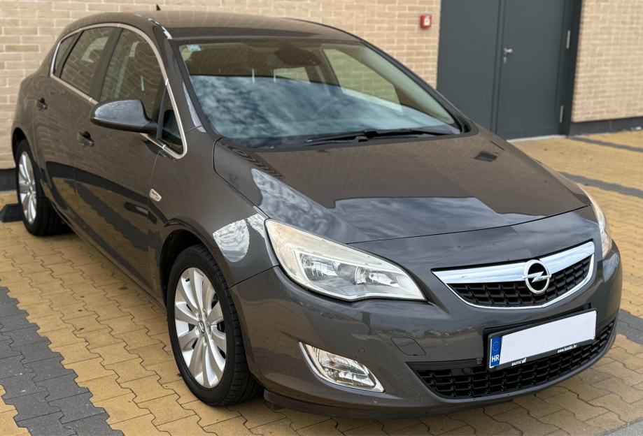 OPEL ASTRA J 2010. 1.6 16V automatik cosmo •NAVIGACIJA•130TKM•KAO NOV, fotografija 4