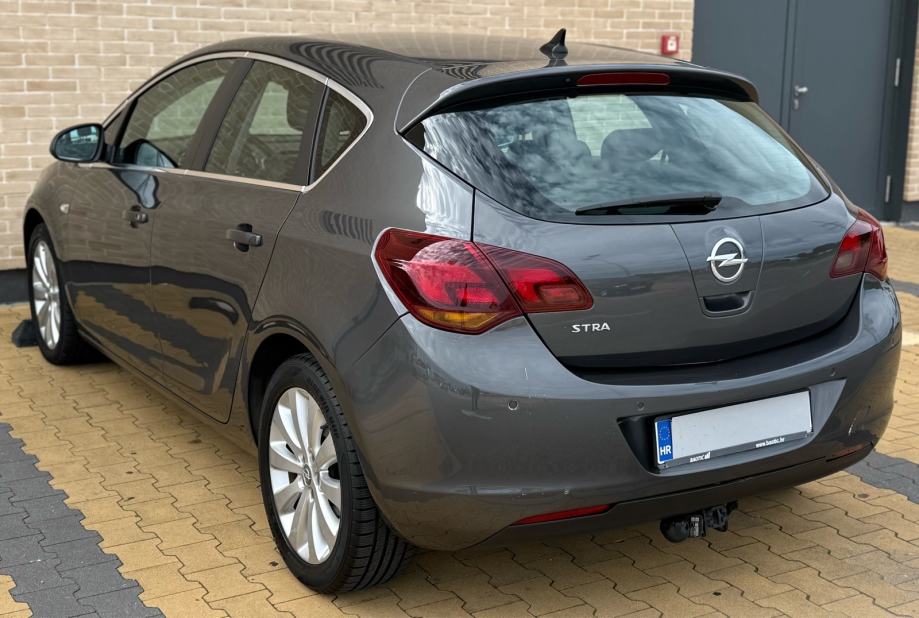 OPEL ASTRA J 2010. 1.6 16V automatik cosmo •NAVIGACIJA•130TKM•KAO NOV, fotografija 7