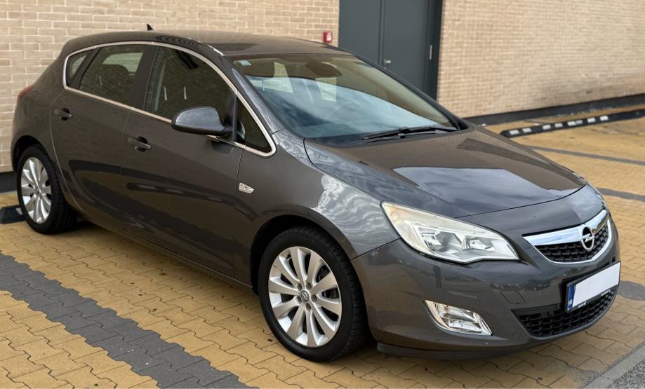OPEL ASTRA J 2010. 1.6 16V automatik cosmo •NAVIGACIJA•130TKM•KAO NOV, fotografija 5