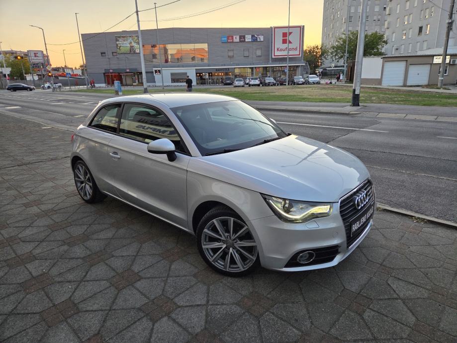 Audi A1 1,6 TDI-1 VL-XENON-NAVIGACIJA-PARKING SENZORI-MULTIFUNKC VOLAN, fotografija 4