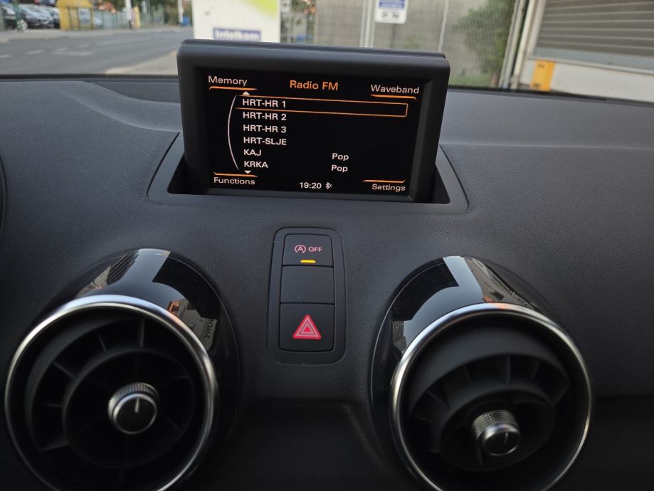 Audi A1 1,6 TDI-1 VL-XENON-NAVIGACIJA-PARKING SENZORI-MULTIFUNKC VOLAN, fotografija 18
