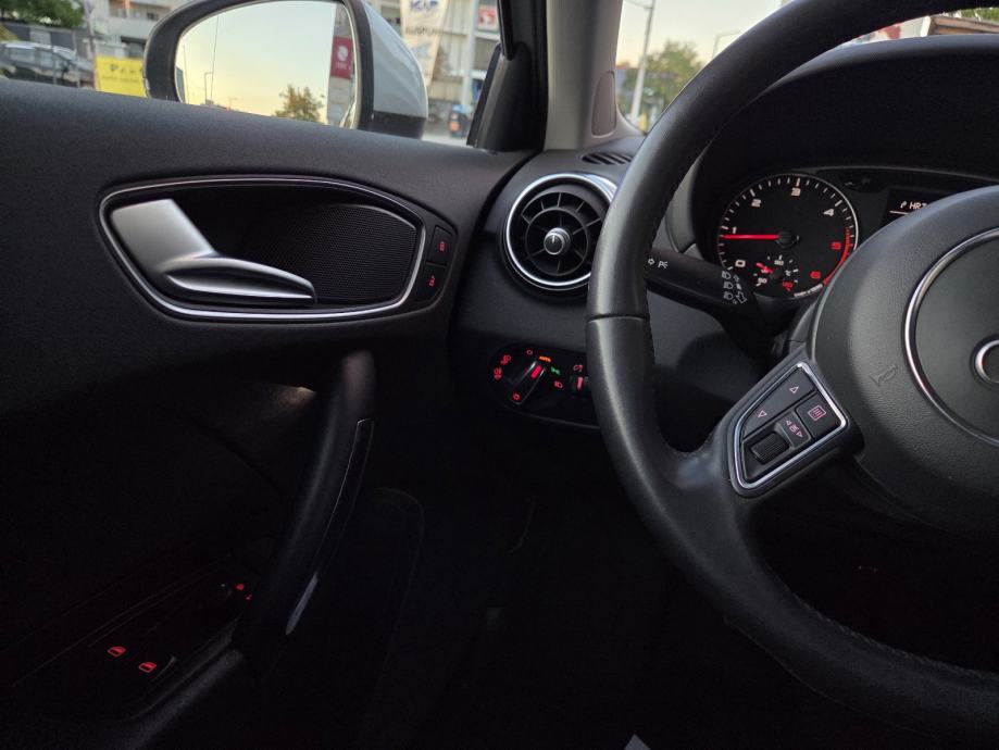 Audi A1 1,6 TDI-1 VL-XENON-NAVIGACIJA-PARKING SENZORI-MULTIFUNKC VOLAN, fotografija 17