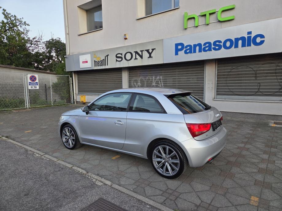 Audi A1 1,6 TDI-1 VL-XENON-NAVIGACIJA-PARKING SENZORI-MULTIFUNKC VOLAN, fotografija 9