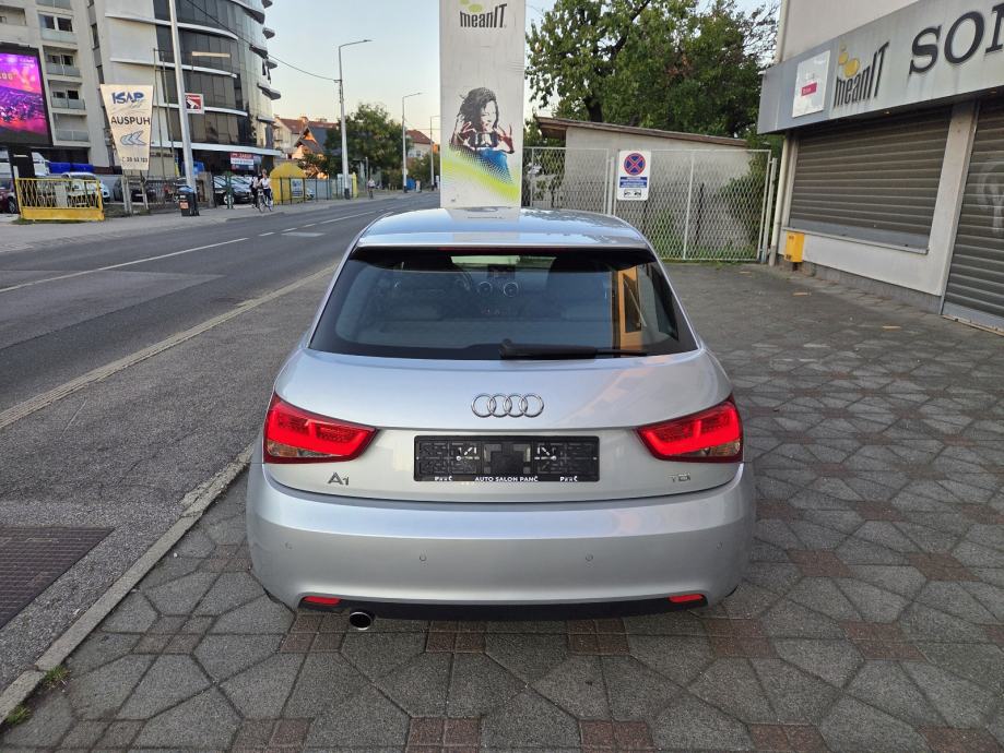 Audi A1 1,6 TDI-1 VL-XENON-NAVIGACIJA-PARKING SENZORI-MULTIFUNKC VOLAN, fotografija 7