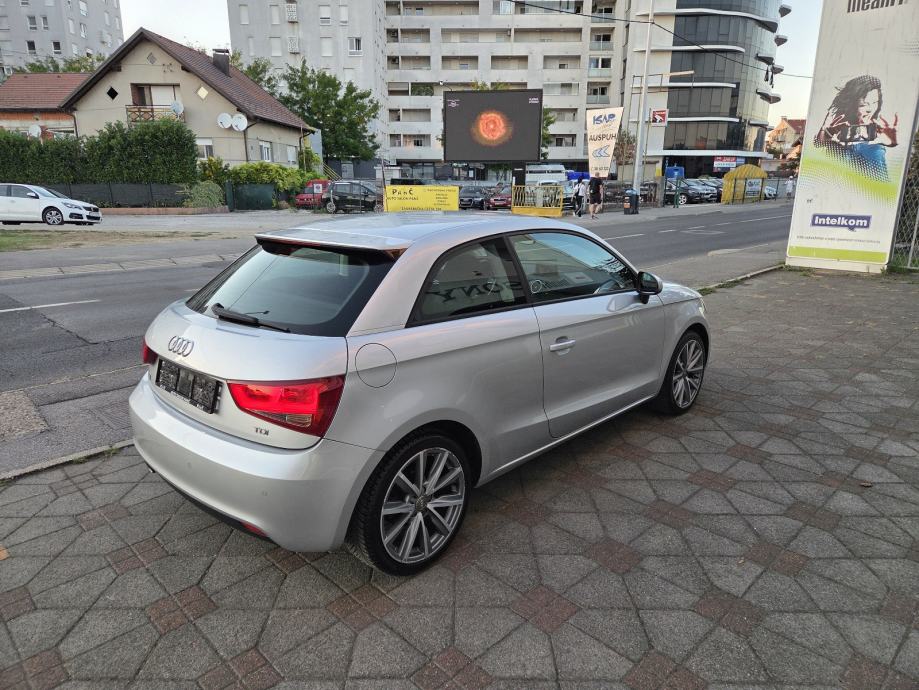 Audi A1 1,6 TDI-1 VL-XENON-NAVIGACIJA-PARKING SENZORI-MULTIFUNKC VOLAN, fotografija 6