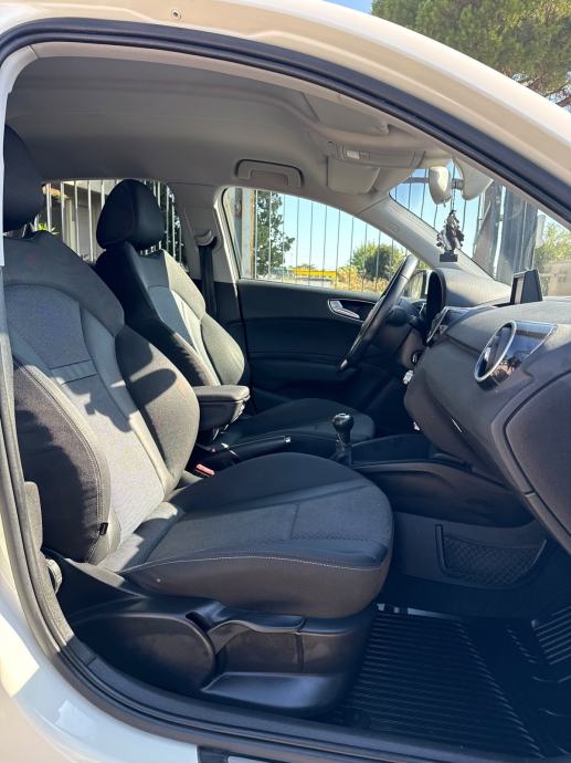 Audi A1 1.6 TDI 90 KS NAVIGACIJA/LEs, fotografija 14