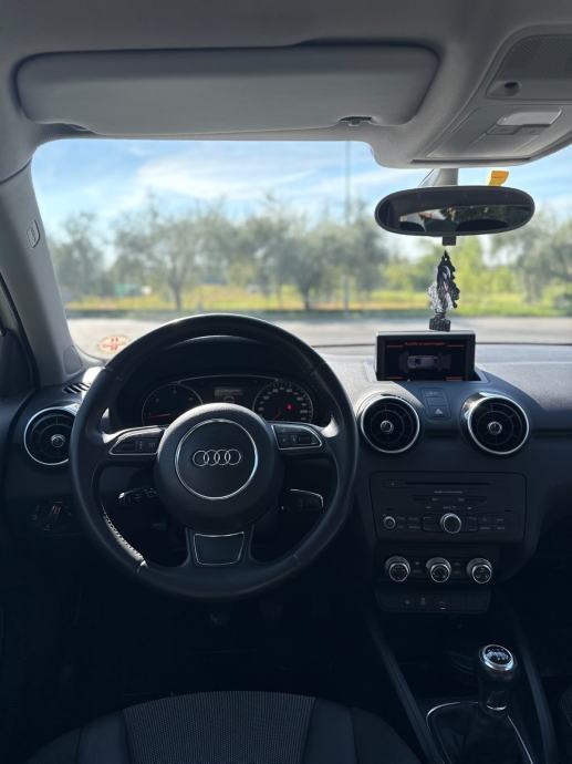Audi A1 1.6 TDI 90 KS NAVIGACIJA/LEs, fotografija 19