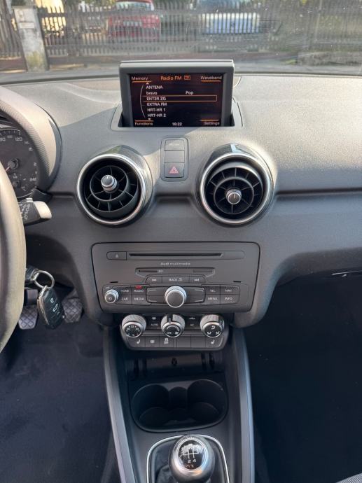 Audi A1 1.6 TDI // ATRAKTIVNA FOLIJA // REG 1 GOD!!, fotografija 13