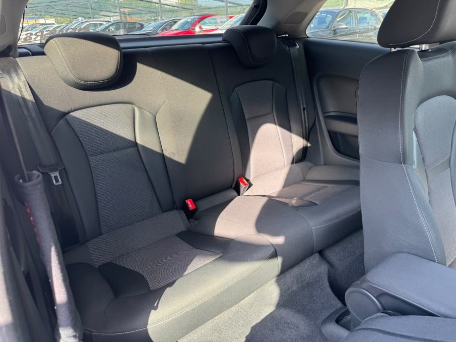 Audi A1 1.6 TDI // ATRAKTIVNA FOLIJA // REG 1 GOD!!, fotografija 12