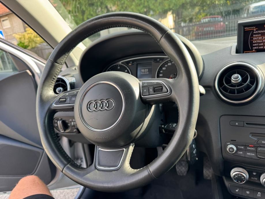 Audi A1 1.6 TDI // ATRAKTIVNA FOLIJA // REG 1 GOD!!, fotografija 14