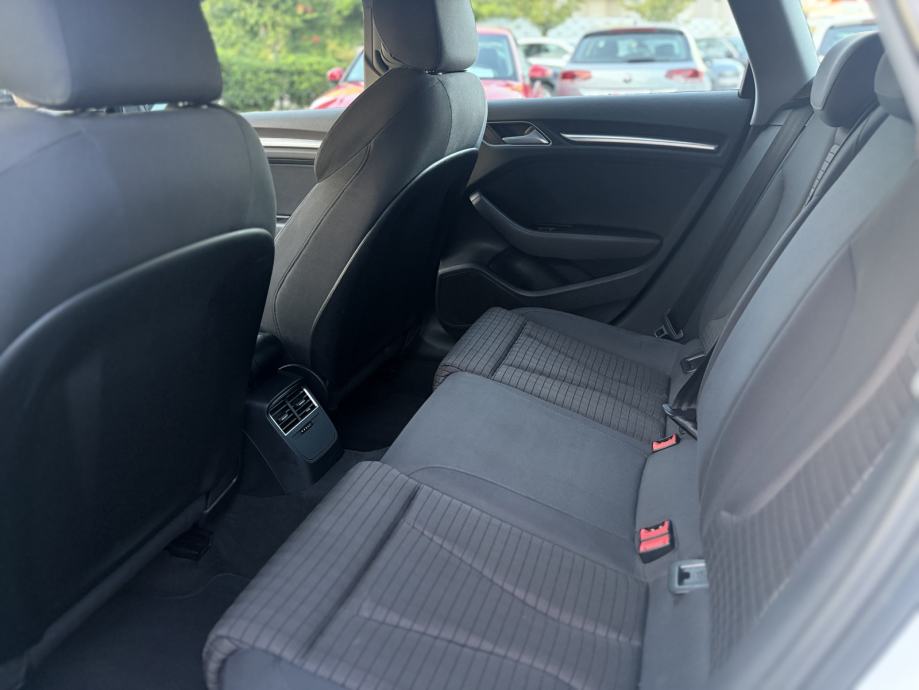 Audi A3 30 TDI Sportback *Top oprema* *Servisna* *Jamstvo*, fotografija 16