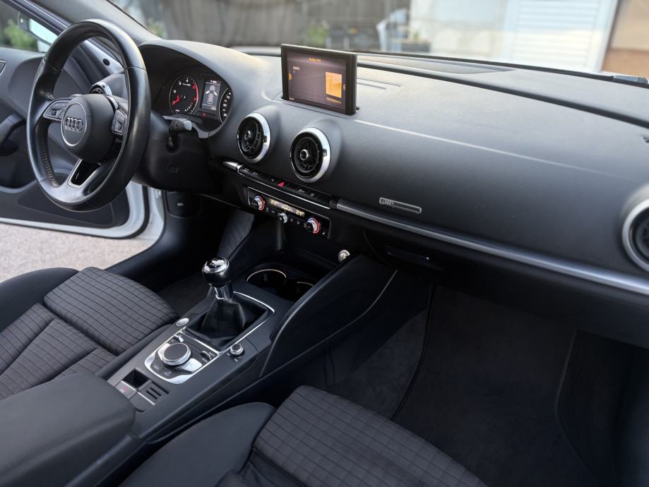 Audi A3 30 TDI Sportback *Top oprema* *Servisna* *Jamstvo*, fotografija 17