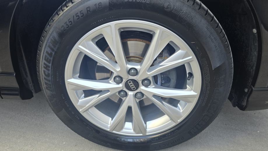AUDI Q3 SB 35TFSI S tr S line+ / Benzin / 1.5l / 110 kW/150 KS crni, fotografija 2
