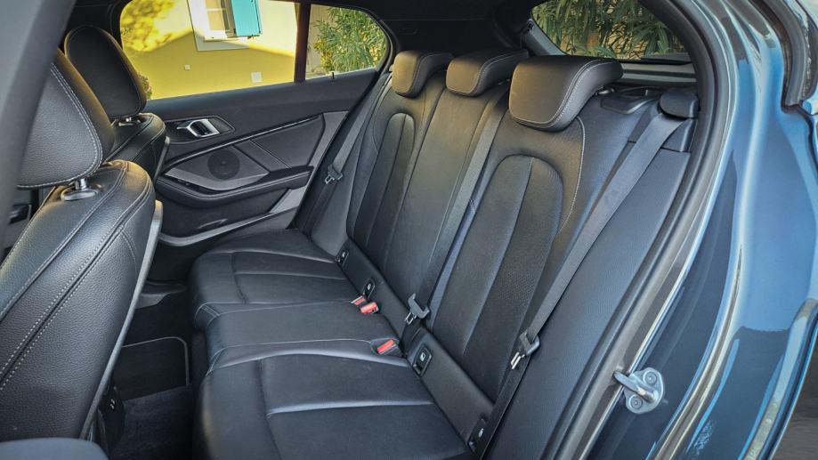BMW 118i automatik, Virtual, Pano, Ambient, Sport elek gr. sj, Keyless, fotografija 14