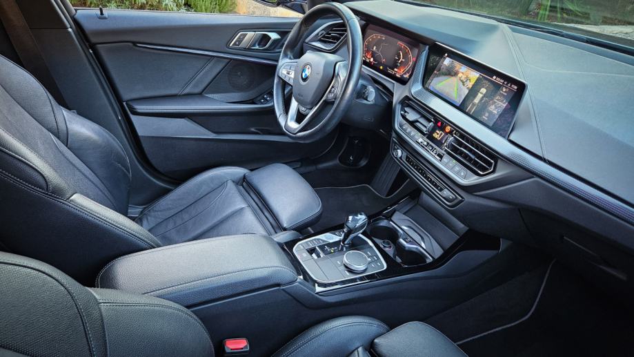 BMW 118i automatik, Virtual, Pano, Ambient, Sport elek gr. sj, Keyless, fotografija 11